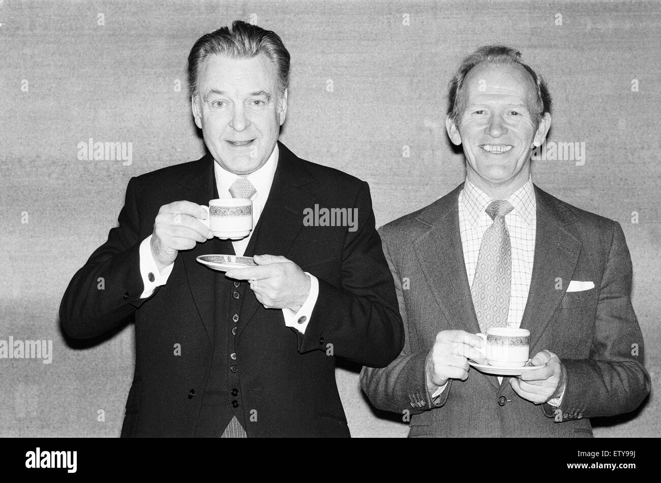 Zwei TV-Butler, Donald Sinden (links) "Robert" in LWT "Zwei der Gesellschaft" und Gordon Jackson, "Herr Hudson" aus der LWT "Im Obergeschoss, im Erdgeschoss" stellen für unsere Kamera. 12. März 1978 Stockfoto