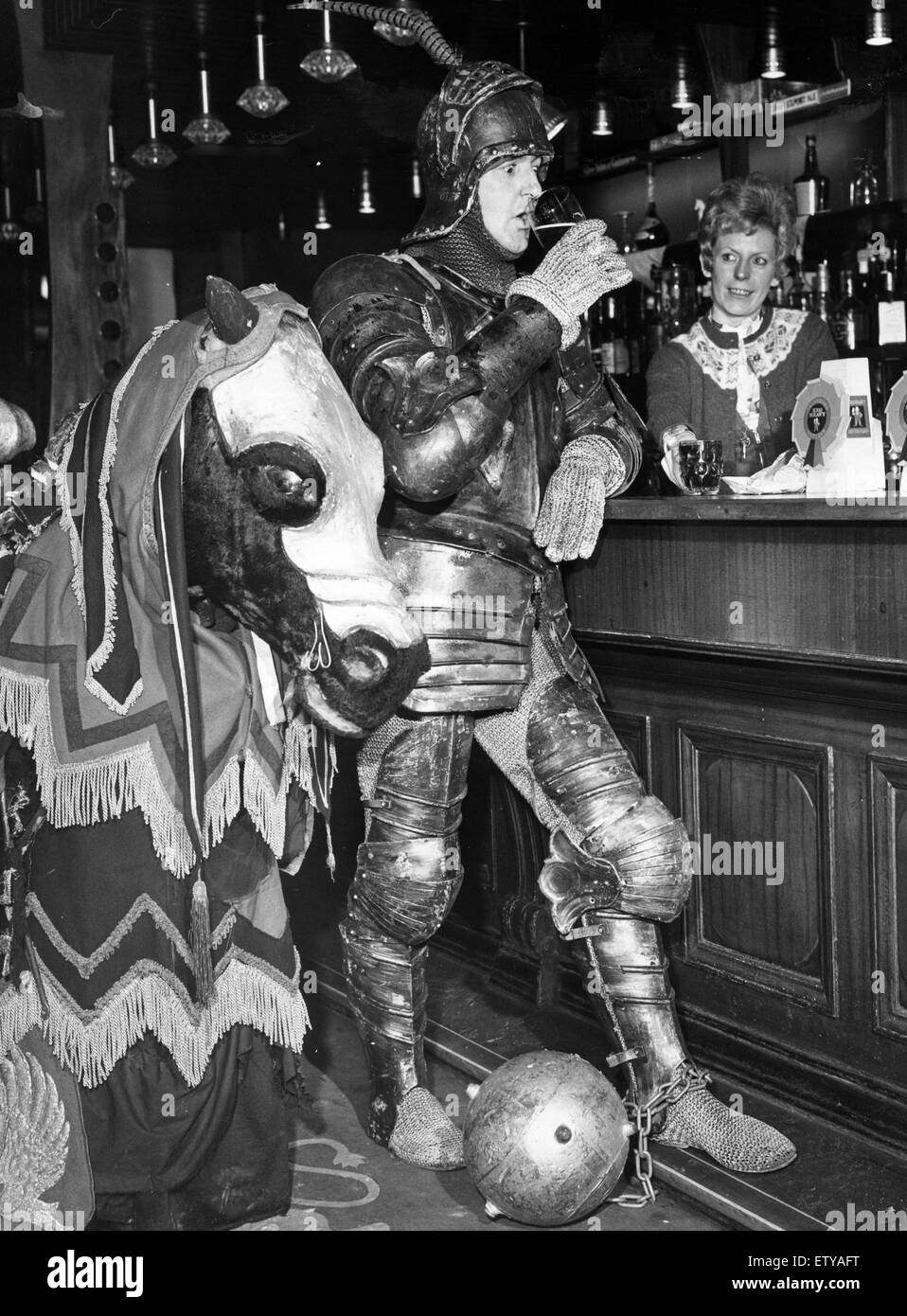 Schauspieler, Alan Boswell, der König Pellimore bei der Herstellung von Minerva Clubs von Camelot, am Kings Theatre in Glasgow, Schottland spielt. Während seiner Pause er nahm eines seiner treuen Rosse in der Kneipe, und genossen einen Pint gegossen mit Dirne Margaret Gou Stockfoto