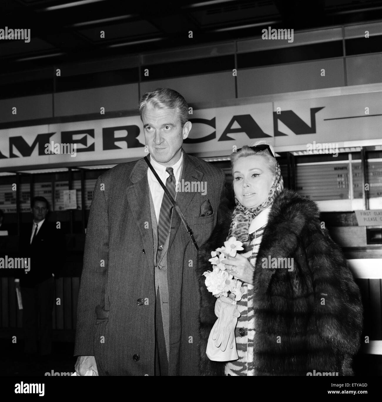 Zsa Zsa Gabor und ihr Mann Joshua S. Cosden am Flughafen London. 4. April 1966. Stockfoto