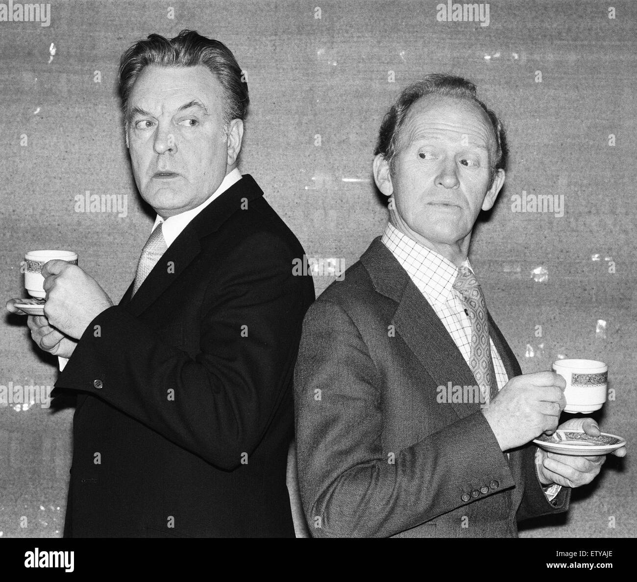 Zwei TV-Butler, Donald Sinden (links) "Robert" in LWT "Zwei der Gesellschaft" und Gordon Jackson, "Herr Hudson" aus der LWT "Im Obergeschoss, im Erdgeschoss" stellen für unsere Kamera. 12. März 1978 Stockfoto