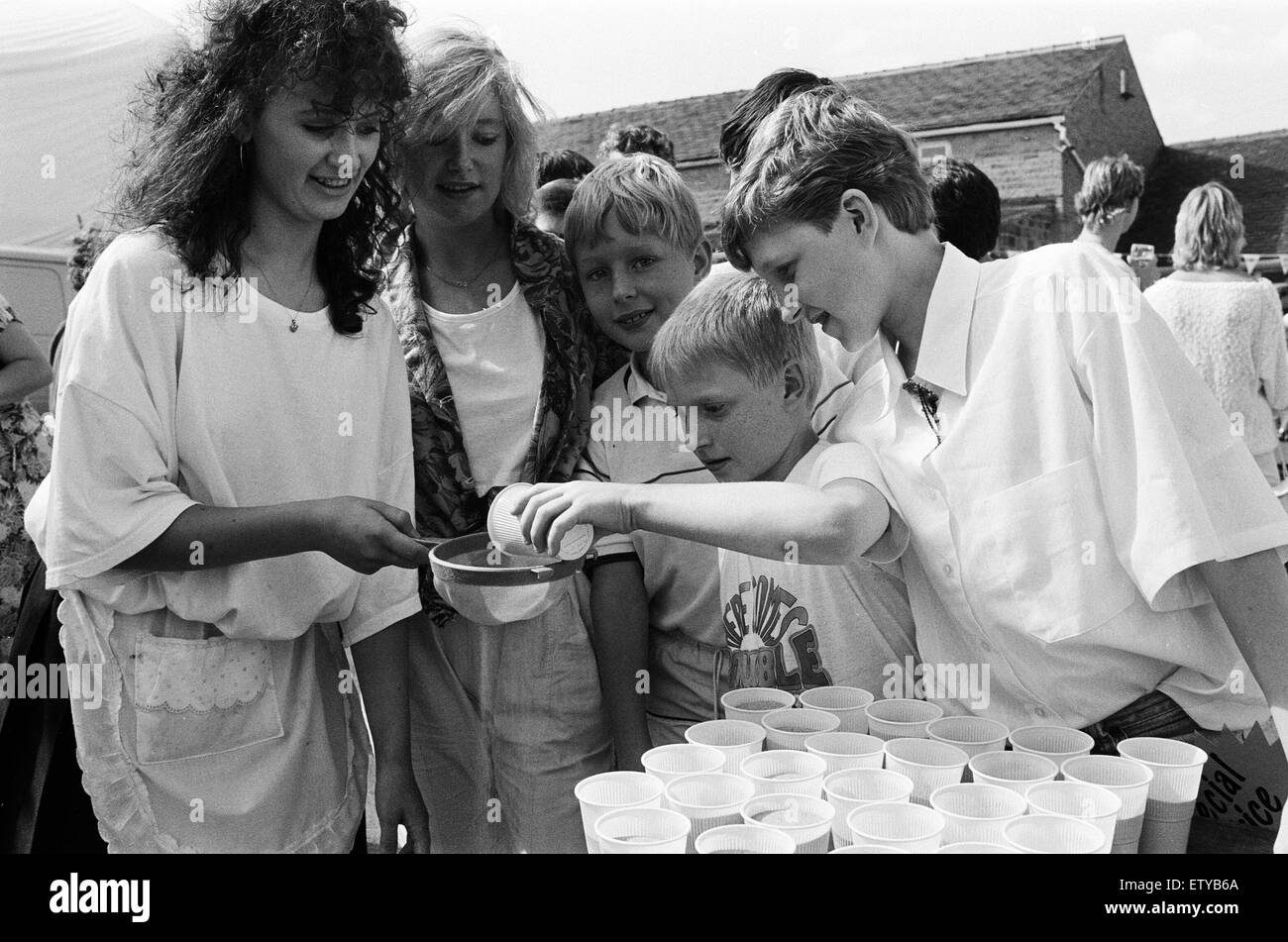 Nehmen Sie es stetig... Wayne Nield versuchte seine Hand und Sand Dip, die war eine der Attraktionen in einem Charity-Karneval in einem örtlichen Pub. Das Parkhaus im Magierviertel Arms, Stocksmoor, war für die Veranstaltung, organisiert von Wirtin Frau Lynda Briggs verpackt. Sie hüpfen Stockfoto