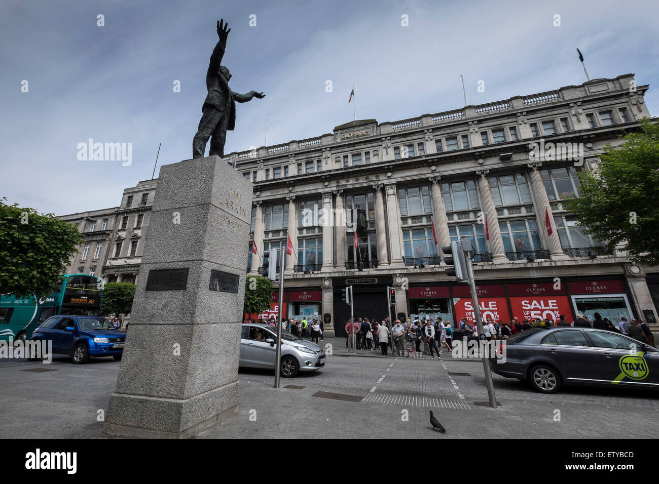 O ' Connell Street, Dublin, Irland. 16. Juni 2015. Statue von Jim larkin berühmten Gewerkschaftsführer außerhalb Clery Kaufhaus, wo eine Demonstration stattfand, Arbeitnehmer, die entlassen wurden unter extrem schlechten Bedingungen zu unterstützen. Stockfoto