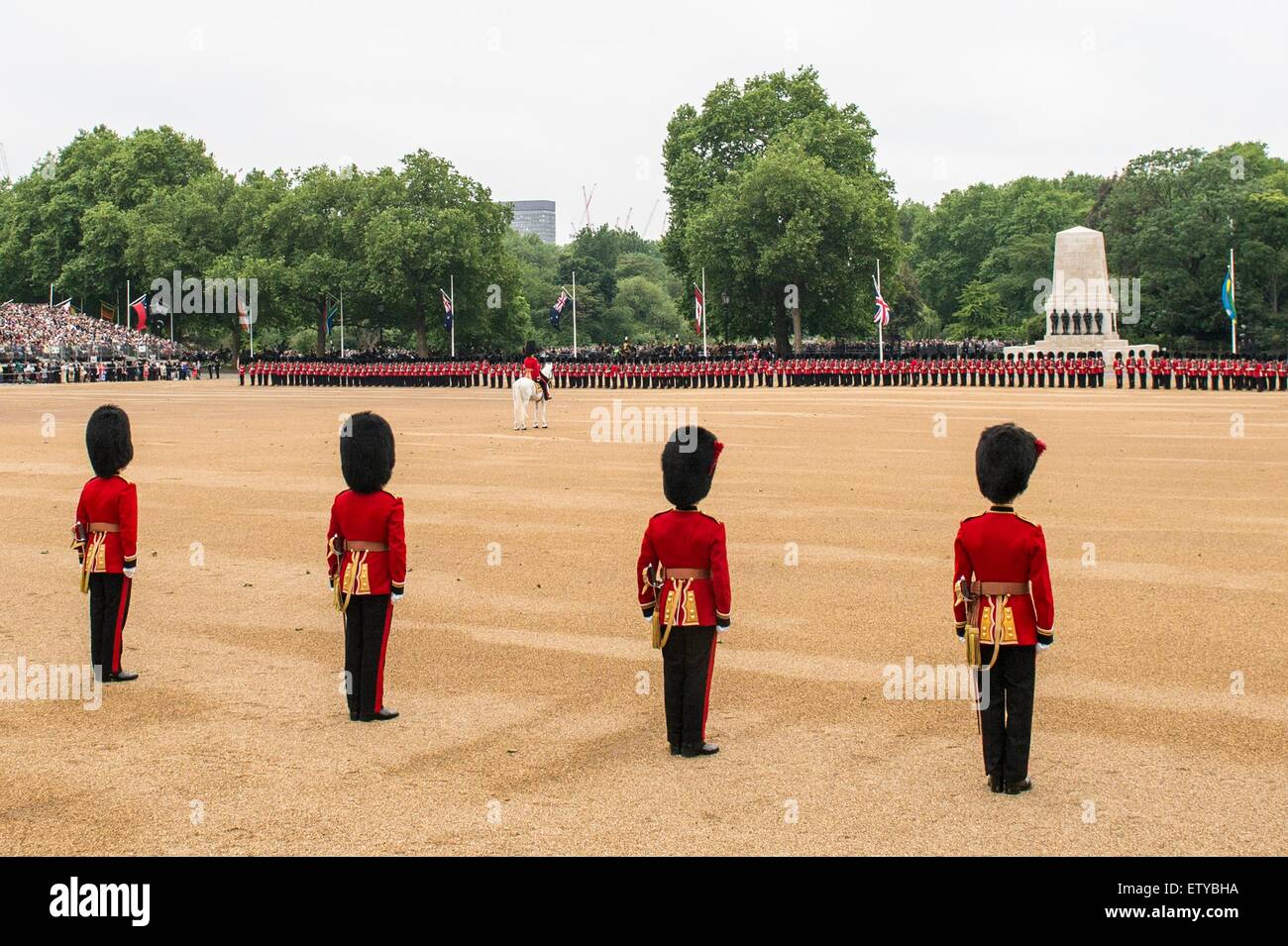 Britische militärische Guard of Honor während der jährlichen Trooping die Farbe Parade markiert den offiziellen Geburtstag der Königin Elizabeth II auf Horse Guards Parade 13. Juni 2015 in London, England. Stockfoto