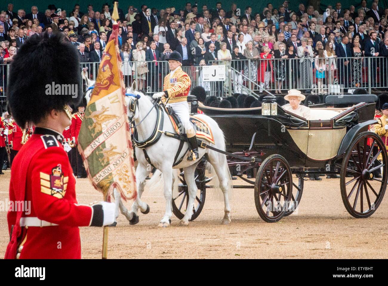 Königin Elizabeth II kommt mit der Kutsche für die jährliche Trooping die Farbe Parade anlässlich ihrer offiziellen Geburtstag auf Horse Guards Parade 13. Juni 2015 in London, England. Stockfoto
