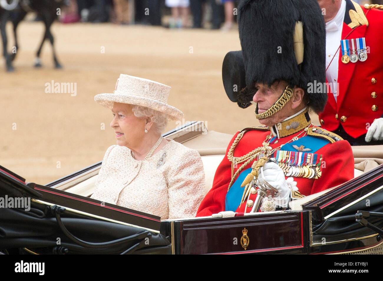 Königin Elizabeth II und Prinz Philip kommt mit der Kutsche für die jährliche Trooping die Farbe Parade anlässlich ihrer offiziellen Geburtstag auf Horse Guards Parade 13. Juni 2015 in London, England. Stockfoto