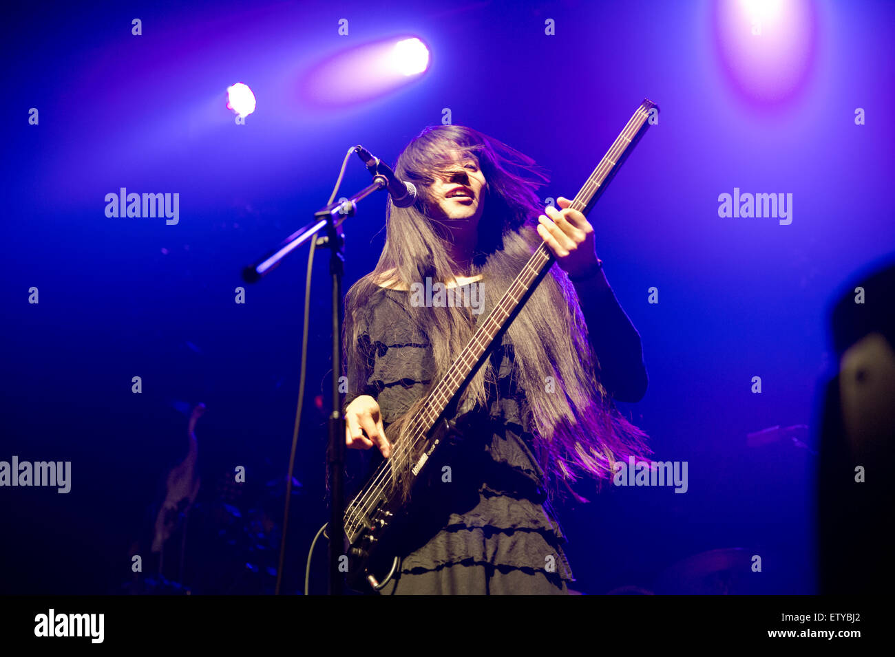 Londoner japanische Rockband Bo Ningen in Konzert im Ritz, Manchester 16. Juni 2015. Taigen Kawabe Lead-Sänger. Stockfoto