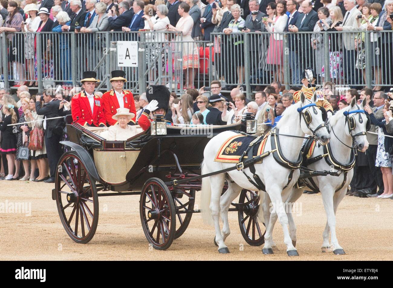 Königin Elizabeth II und Prinz Philip kommt mit der Kutsche für die jährliche Trooping die Farbe Parade anlässlich ihrer offiziellen Geburtstag auf Horse Guards Parade 13. Juni 2015 in London, England. Stockfoto