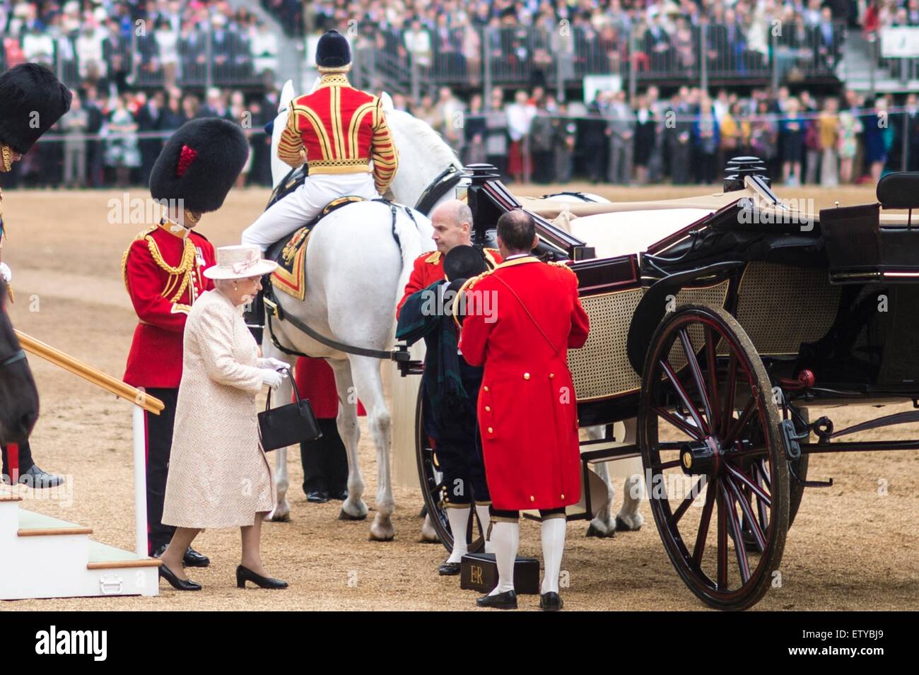 Königin Elizabeth II kehrt in ihren Wagen nach der jährlichen Trooping die Farbe Parade Kennzeichnung am Horse Guards Parade ihren offiziellen Geburtstag 13. Juni 2015 in London, England. Stockfoto