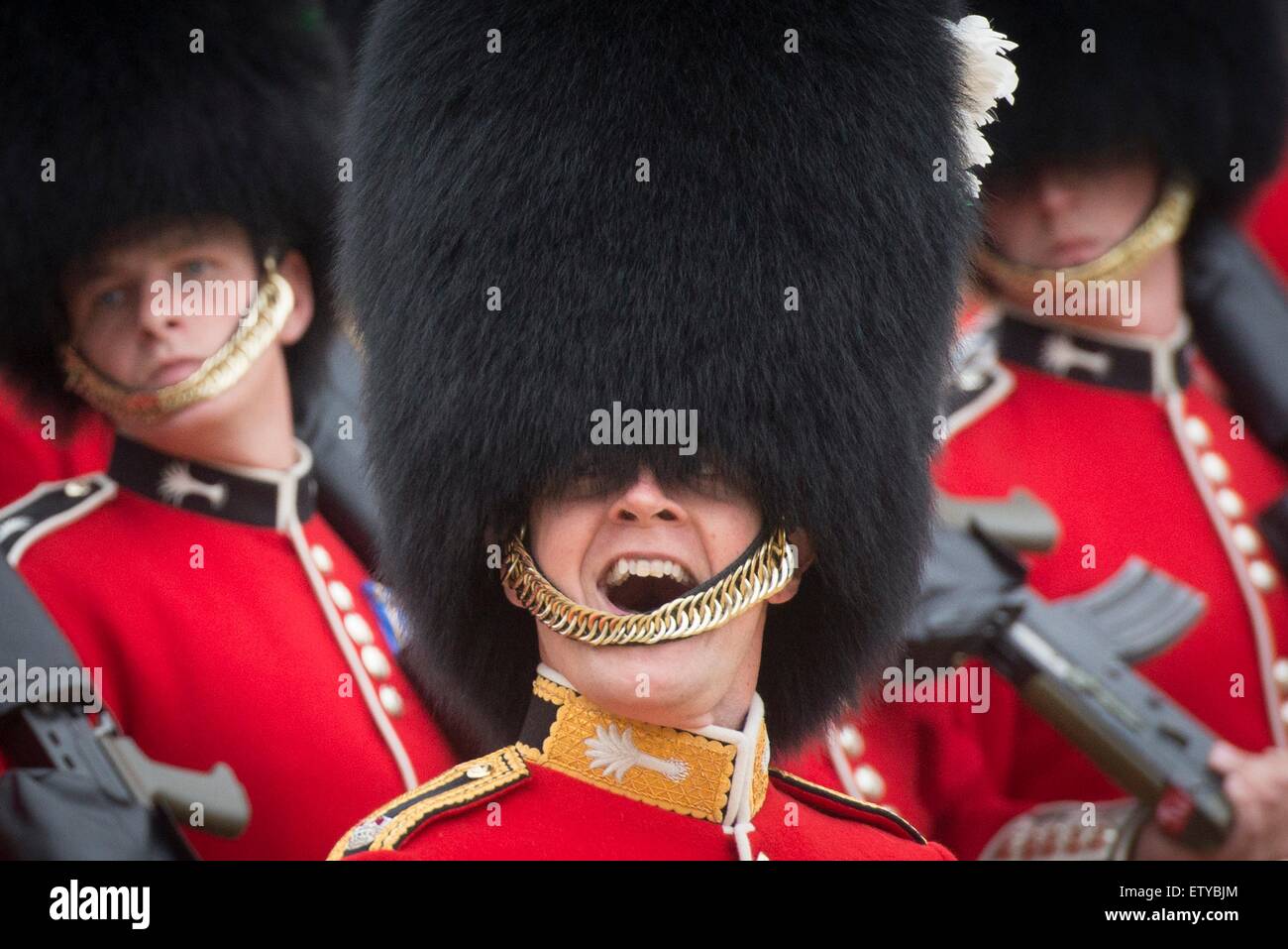 Britische militärische Guard of Honor während der jährlichen Trooping die Farbe Parade markiert den offiziellen Geburtstag der Königin Elizabeth II auf Horse Guards Parade 13. Juni 2015 in London, England. Stockfoto