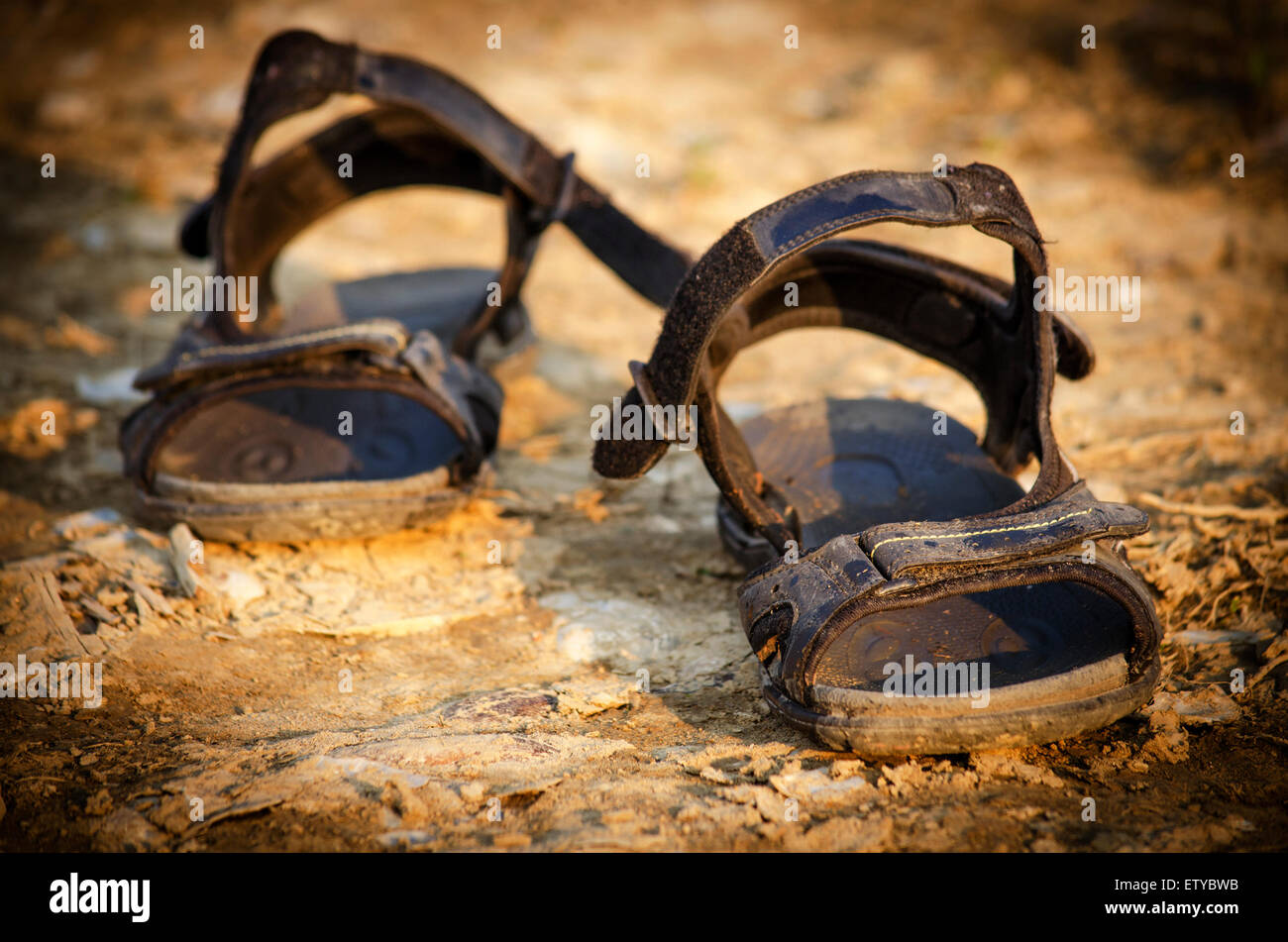 Paar alte Sandalen Stockfoto