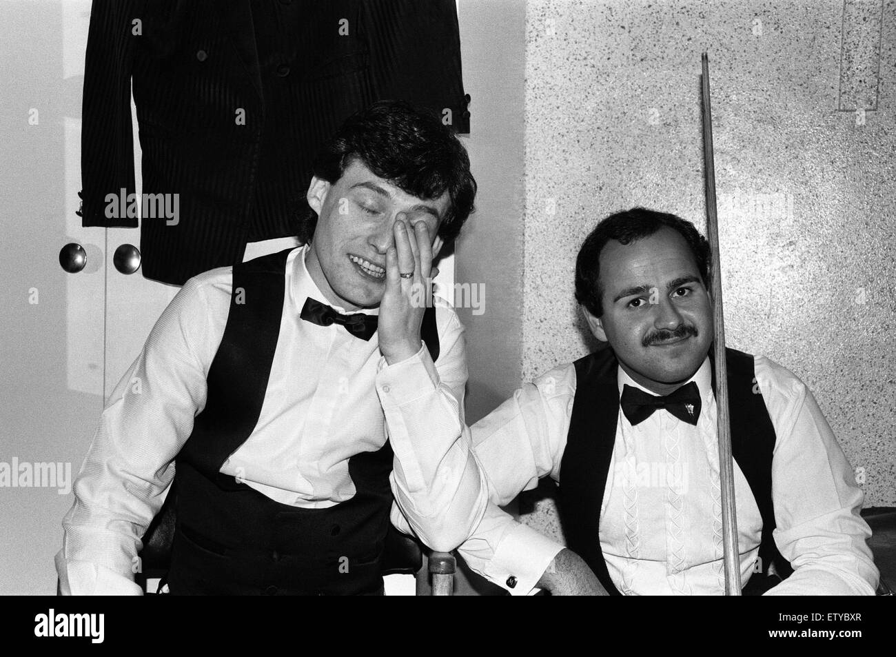 Snooker-Spieler Jimmy Whiteshares ein Witz mit einem anderen Snooker-Spieler in der Umkleidekabine... 19. Mai 1984. Stockfoto