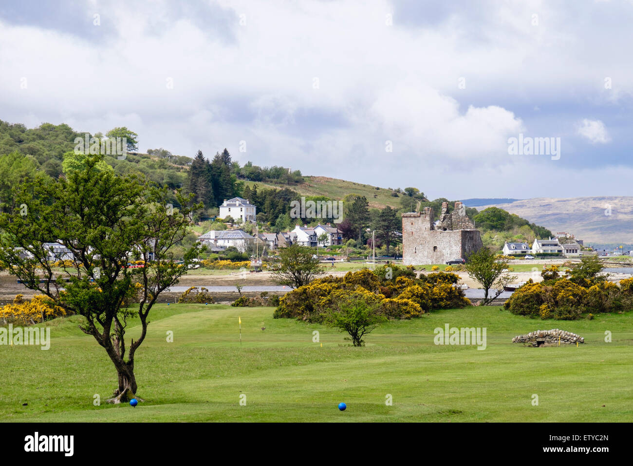 Blick über den Golfplatz zum Dorf und Burgruine in Lochranza, Isle of Arran North Ayrshire Western Isles Schottland UK Britain Stockfoto