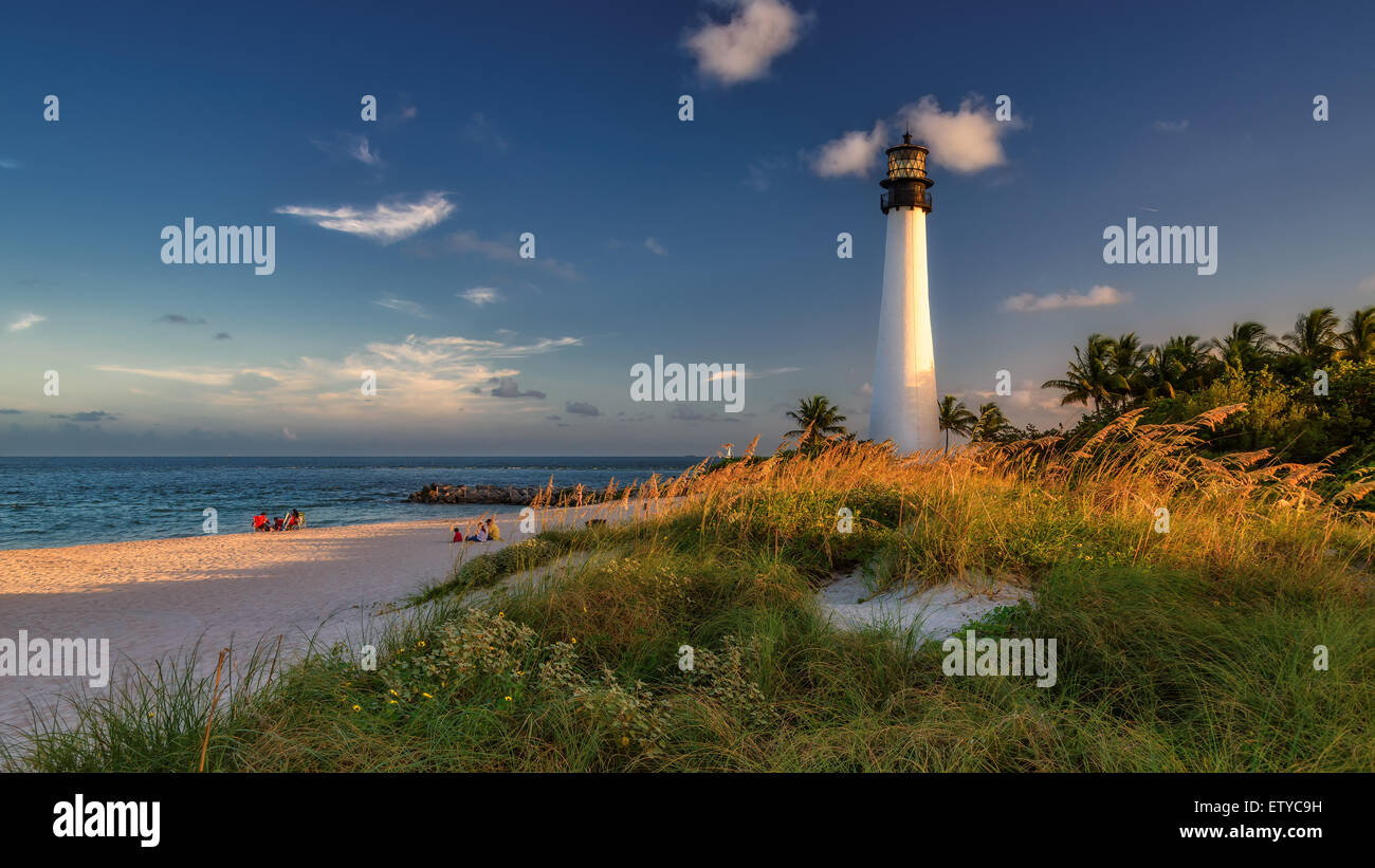 Leuchtturm am Strand bei Sonnenuntergang, Cape Florida Lighthouse, Bill Baggs Cape Florida State Park, Florida, USA Stockfoto
