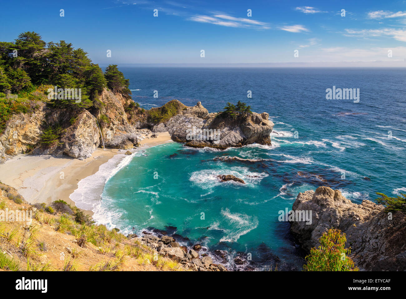 Strand mit feinem und fällt auf die Pazifikküste, Julia Pfeiffer Beach, Big Sur-Kalifornien, USA Stockfoto