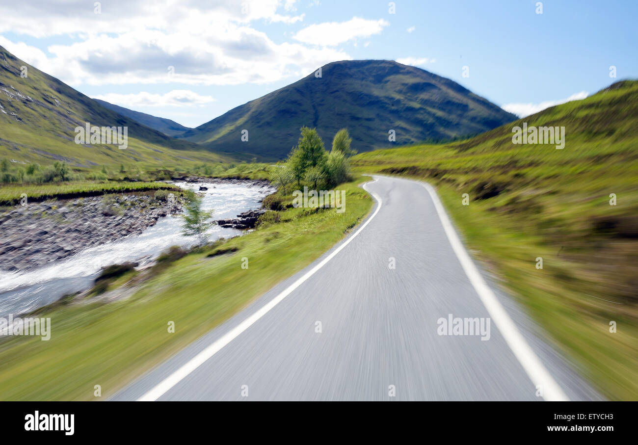 Schottischen Highlands mit Straße verwischen an der A82 in Glencoe Stockfoto