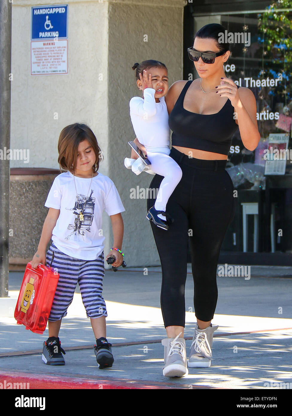 Kim Kardashian ist wieder schwarze Haare wie sie und Kim Kardashian ist wieder schwarze Haare wie sie und