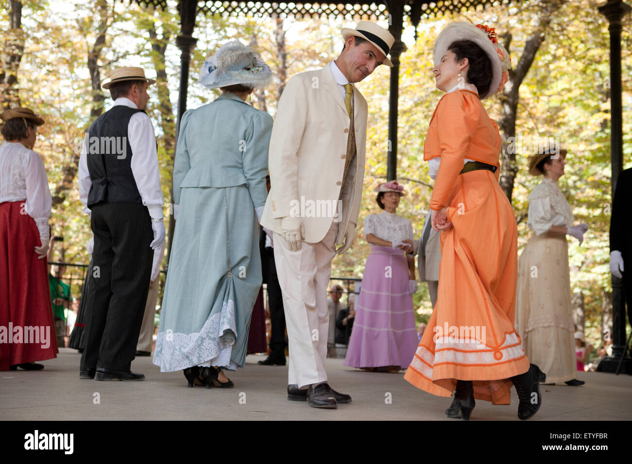 Paar in Kostümen tanzen unter einem Vordach im Jardin du Luxembourg in Paris, Frankreich Stockfoto