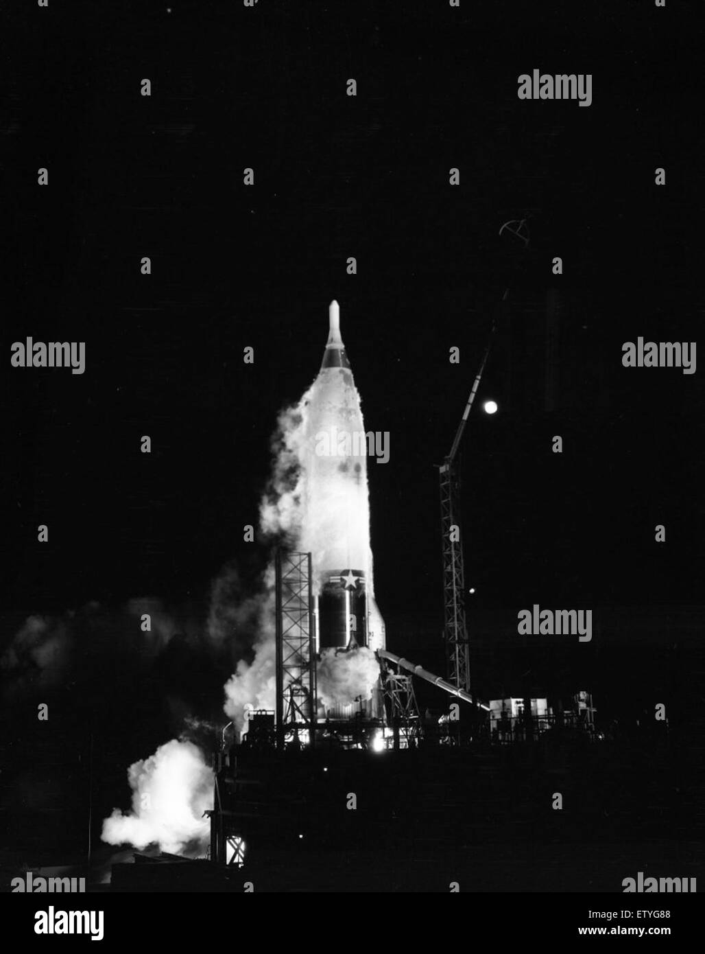 Der „Atlas 17E“ wurde am 21. Juni 1961 als Teil einer Weltraummission gestartet, die wichtige Informationen überträgt. Dieses Dokument bezieht sich wahrscheinlich auf die operativen Aspekte und technischen Details der Mission und spiegelt die Anfänge des Weltraumrennens während der Ära des Kalten Krieges wider. Stockfoto