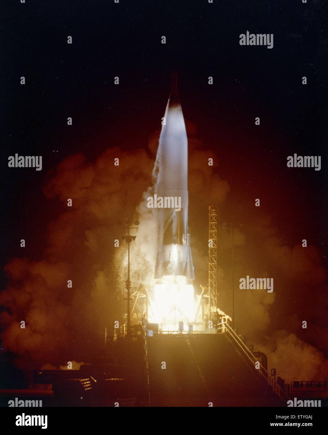 Eine detaillierte Ansicht des Atlas 44D Raketenstarts, die den Moment des Abhebens von der Startrampe erfasst. Stockfoto