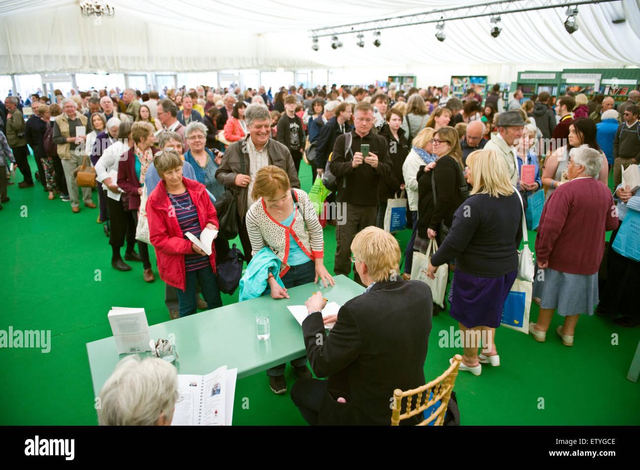Autoren, die umgeben von Massen von Fans Signierstunde im Bookshop bei Hay Festival 2015 Stockfoto