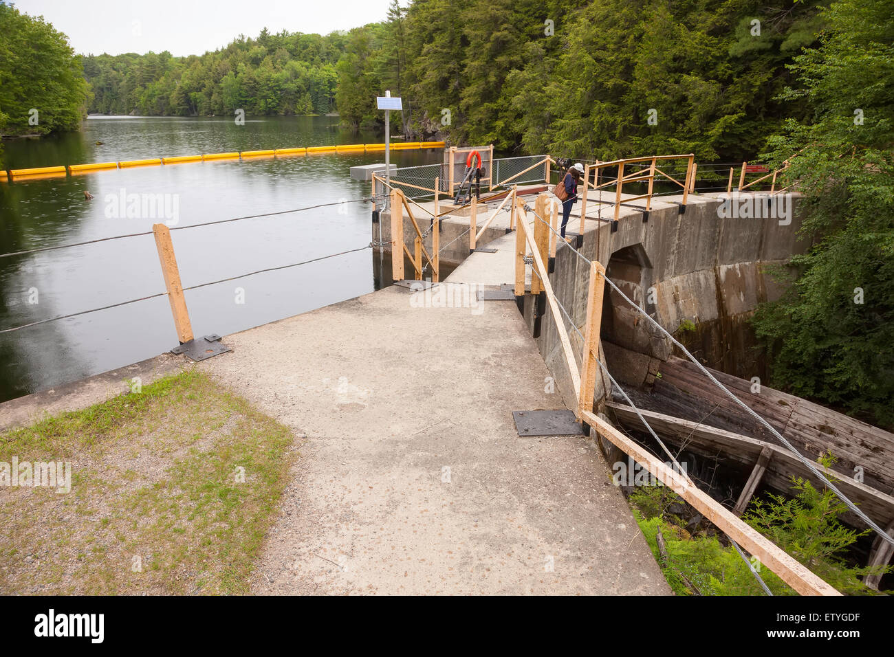 Hawk See Loge Rutsche am Fluss Kennisis in Haliburton, Ontario, Kanada Stockfoto