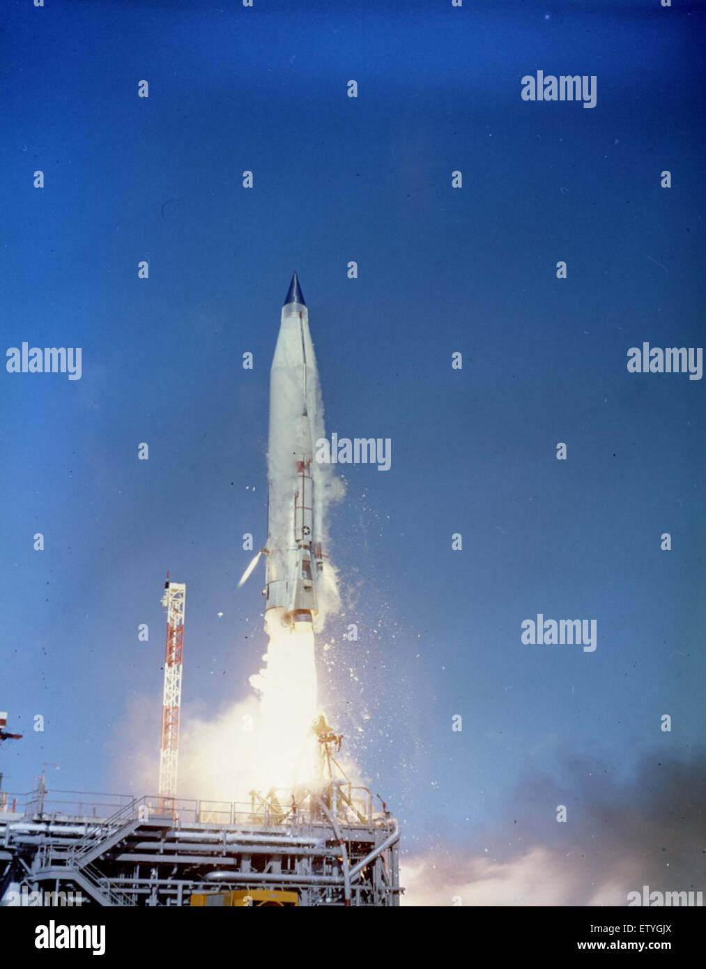 Die Markteinführung von Atlas 6B bezieht sich auf einen bedeutenden Meilenstein in der Weltraumforschung. Die Atlas 6B-Rakete, Teil der Atlas-Serie, wurde für eine Mission eingesetzt, die das Raumfahrtprogramm der Vereinigten Staaten während der Ära des Kalten Krieges vorantreibt und dessen technologische Fortschritte widerspiegelt. Stockfoto