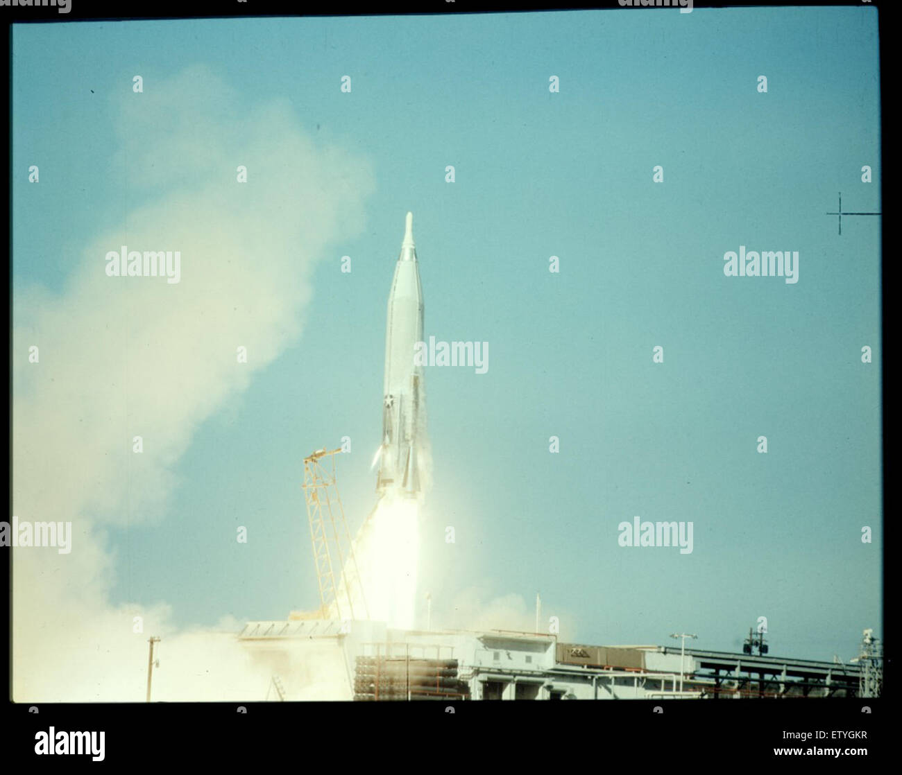 Die Atlas 82D-Rakete, die am 7. Dezember 1961 gestartet wurde, war ein wichtiger Bestandteil der Weltraumforschung in den frühen 1960er Jahren Dieser Start, der durch den Auftakt des „Großen Häuptlings“ gekennzeichnet war, war Teil der laufenden Bemühungen im Weltraumrennen aus der Zeit des Kalten Krieges und der Entwicklung von Raketentechnologie. Stockfoto