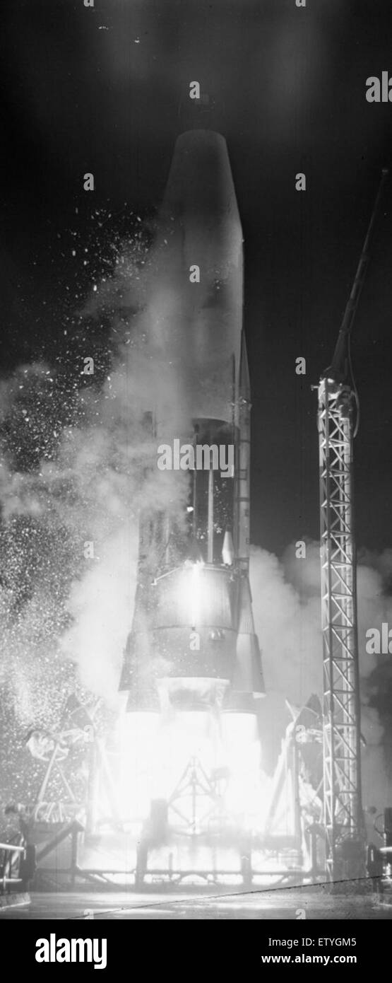 Diese Abbildung zeigt die Details zum Abheben von Atlas 8B, Flug 8B, während des Tests an der oberen Rampe. Das Foto zeigt die Präzision der Weltraummission und die technologischen Fortschritte der Ära. Stockfoto