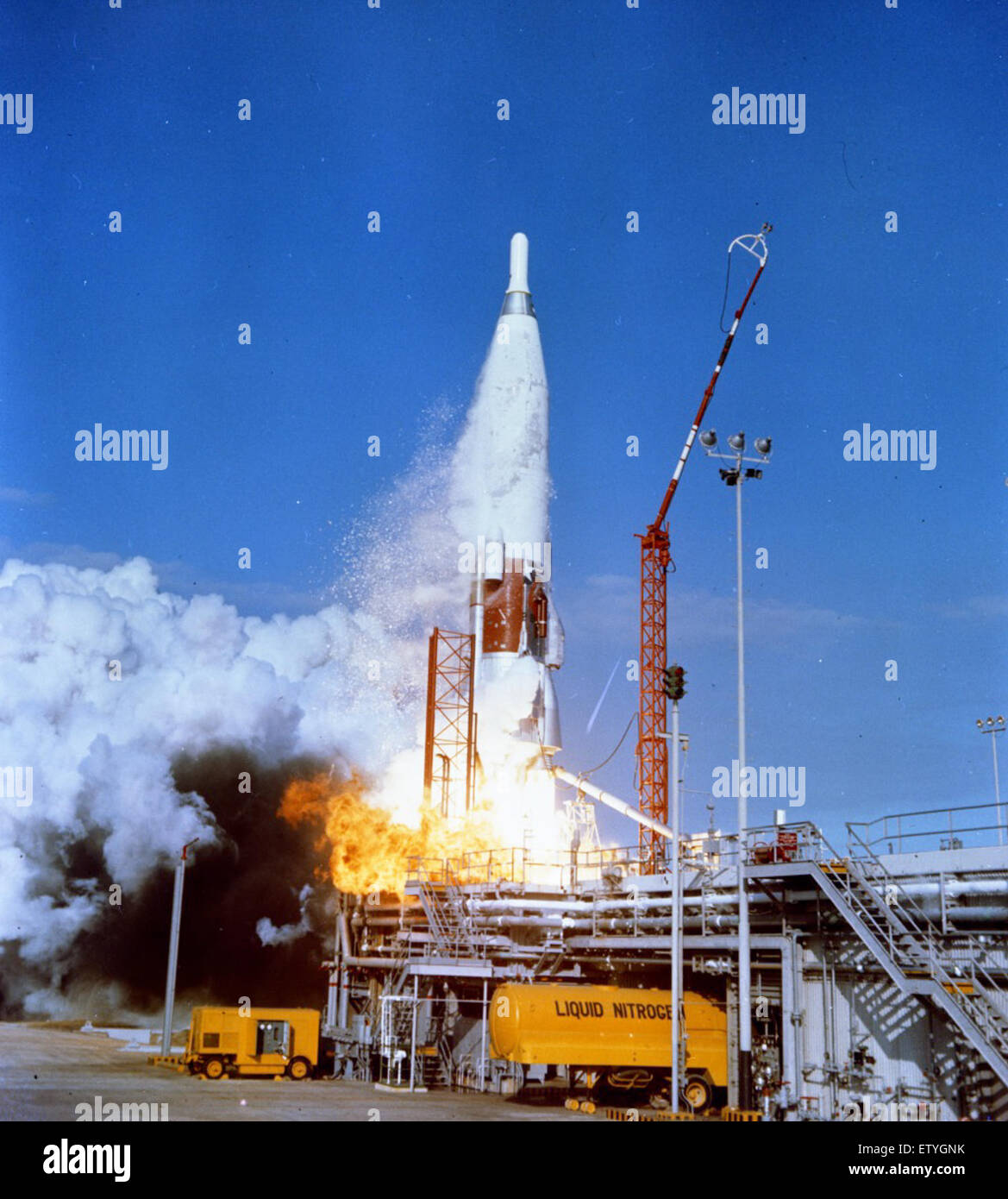 Die Atlas-Rakete wird gestartet und markiert einen wichtigen Moment in der Geschichte der Raketentechnologie. Dieses Kunstwerk oder Foto zeigt den Start der Rakete und die technologischen Fortschritte und die militärische Geschichte, die mit ihrem Einsatz verbunden sind. Stockfoto