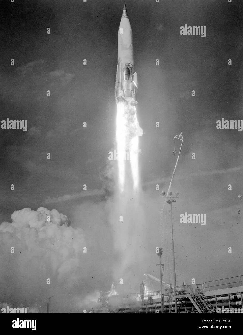 Der Raketenstart von Atlas stellt einen wichtigen Meilenstein in der Geschichte der Luft- und Raumfahrt dar und zeigt die Leistungsfähigkeit und Präzision der frühen interkontinentalen ballistischen Raketentechnologie. Stockfoto
