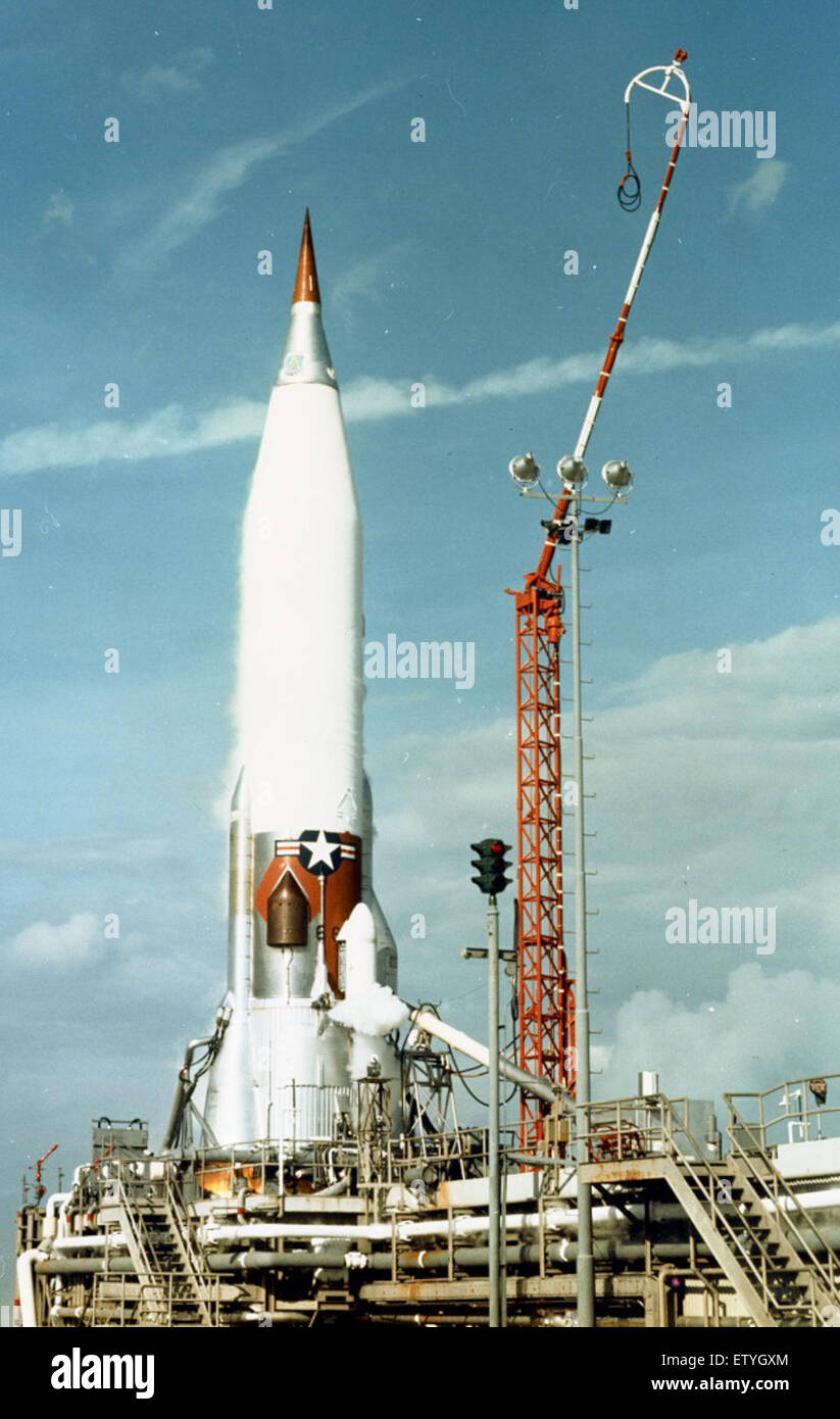Dieses Bild zeigt den Start einer Atlas-Rakete, wahrscheinlich der ICBM Mk-12, während ihrer Testphase in der Ära des Kalten Krieges. Die Mk-12 war Teil der nuklearen Abschreckungsstrategie der USA. Stockfoto
