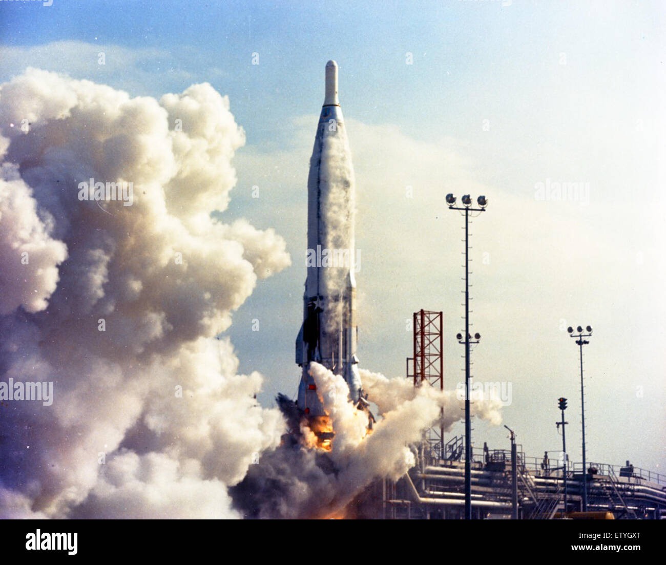 Die Details zum Abheben der Atlas-Rakete zeigen die leistungsstarke Startsequenz der Atlas-Rakete, die in den frühen Stadien der Weltraumforschung während des Kalten Krieges von entscheidender Bedeutung war. Stockfoto
