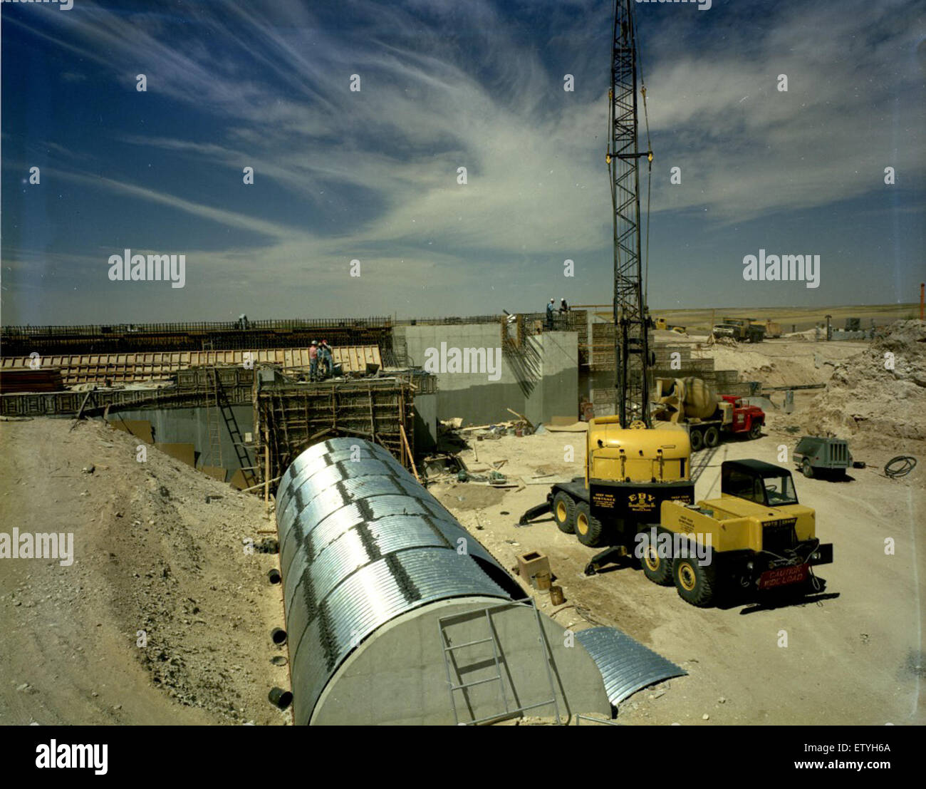 Der in dieser Seitenansicht abgebildete Sargkomplex repräsentiert ein historisches Design, das beim Raketenstart verwendet wird. Die Struktur zeichnet sich durch ihre besondere Form und Rolle bei militärischen Operationen aus. Stockfoto