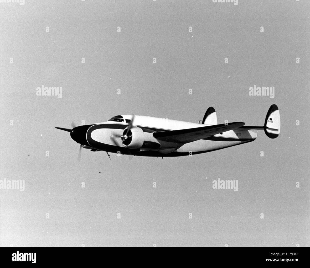 Die Lockheed Learstar D-COCA, ein Oldtimer-Flugzeug, ist auf diesem Foto zu sehen. Dieses Flugzeug ist bekannt für seine Rolle in der frühen Luftfahrtgeschichte und sein unverwechselbares Design. Stockfoto