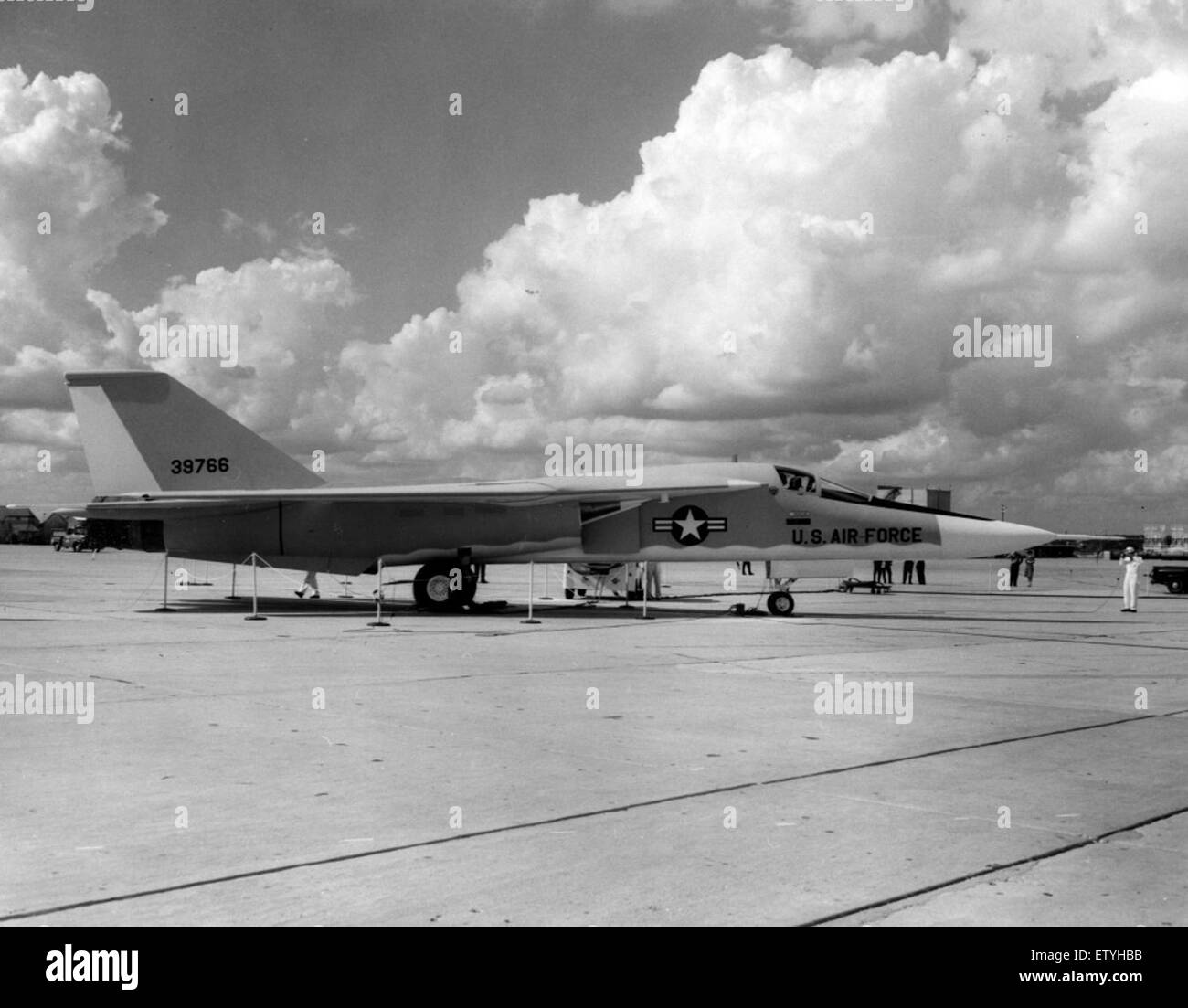 Dieses Foto zeigt eine Convair F-111, ein Multifunktionsflugzeug, das von General Dynamics in den 1960er Jahren entwickelt wurde Die F-111 wurde von den Vereinigten Staaten und mehreren anderen Luftstreitkräften während des Kalten Krieges eingesetzt und bot sowohl taktische als auch strategische Fähigkeiten. Stockfoto