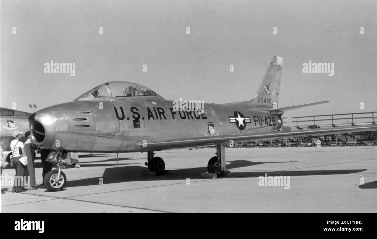 Ein Seemann der US Navy nimmt an einer Veranstaltung zur Gemeindebeziehungen in Lissabon, Portugal, während des Hafenbesuchs der USS Bataan Teil. Die USS Bataan (LHD 5) unterstützt maritime Sicherheitseinsätze, Krisenreaktionen und die verstärkte Zusammenarbeit im Bereich der Theatersicherheit im Zuständigkeitsbereich der 5. Und 6. Flotte der US Navy. Stockfoto