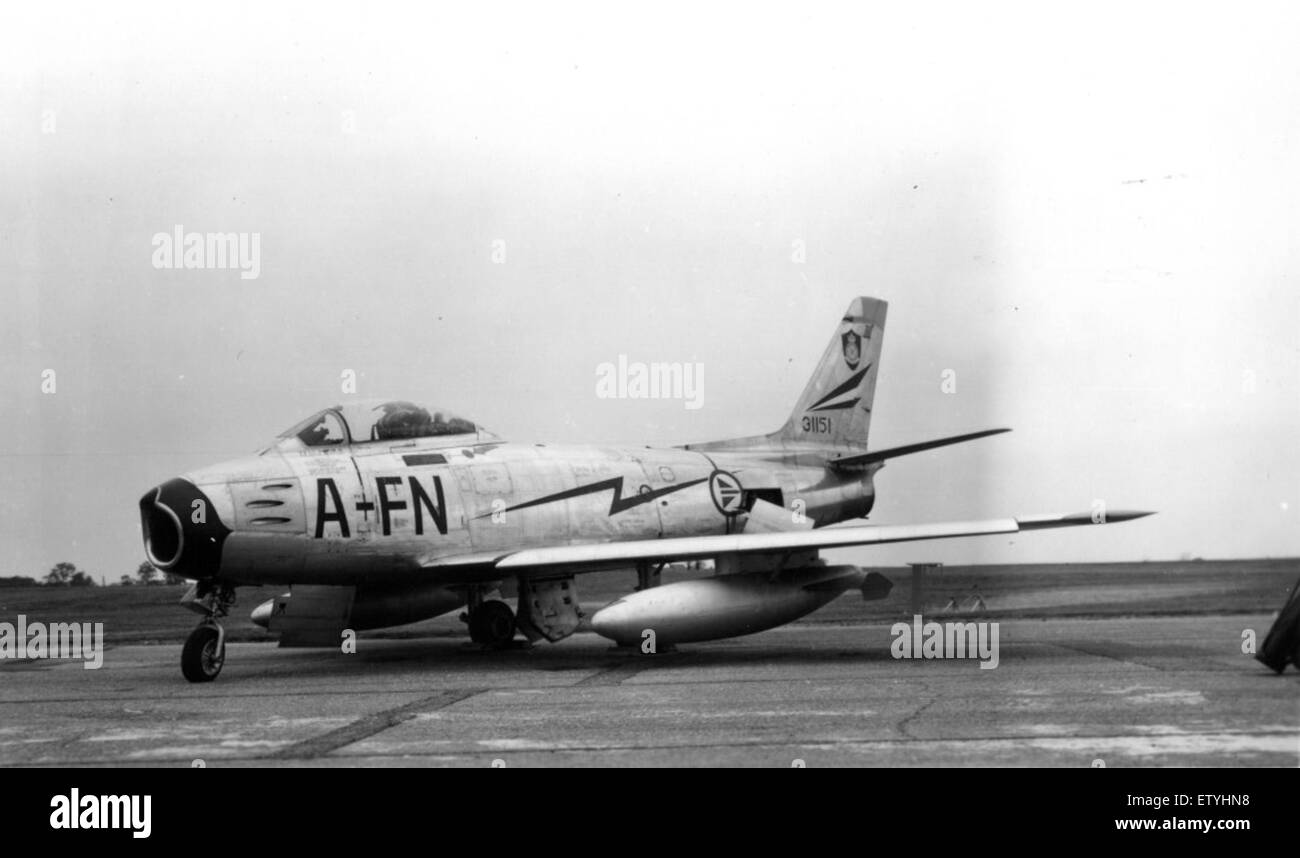Die F-86-F Sabre, ein Kampfflugzeug, das hauptsächlich während des Koreakrieges eingesetzt wurde, war Teil der Bemühungen der US Air Force, die Luftüberlegenheit zu erreichen. Dieses Flugzeug mit der Registrierungsnummer 3538406 ist ein Beispiel für die fortschrittliche Luftfahrttechnologie der 1950er Jahre Stockfoto