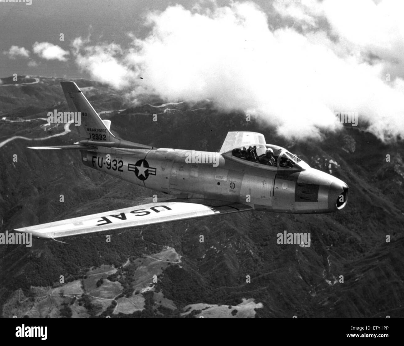 Die F-86F-5 Sabre, eine fortgeschrittene Version der F-86, wurde während des Kalten Krieges weit verbreitet. Das Foto zeigt das Flugzeug im Flug und veranschaulicht sein elegantes Design und seine militärischen Fähigkeiten Mitte des 20. Jahrhunderts. Stockfoto