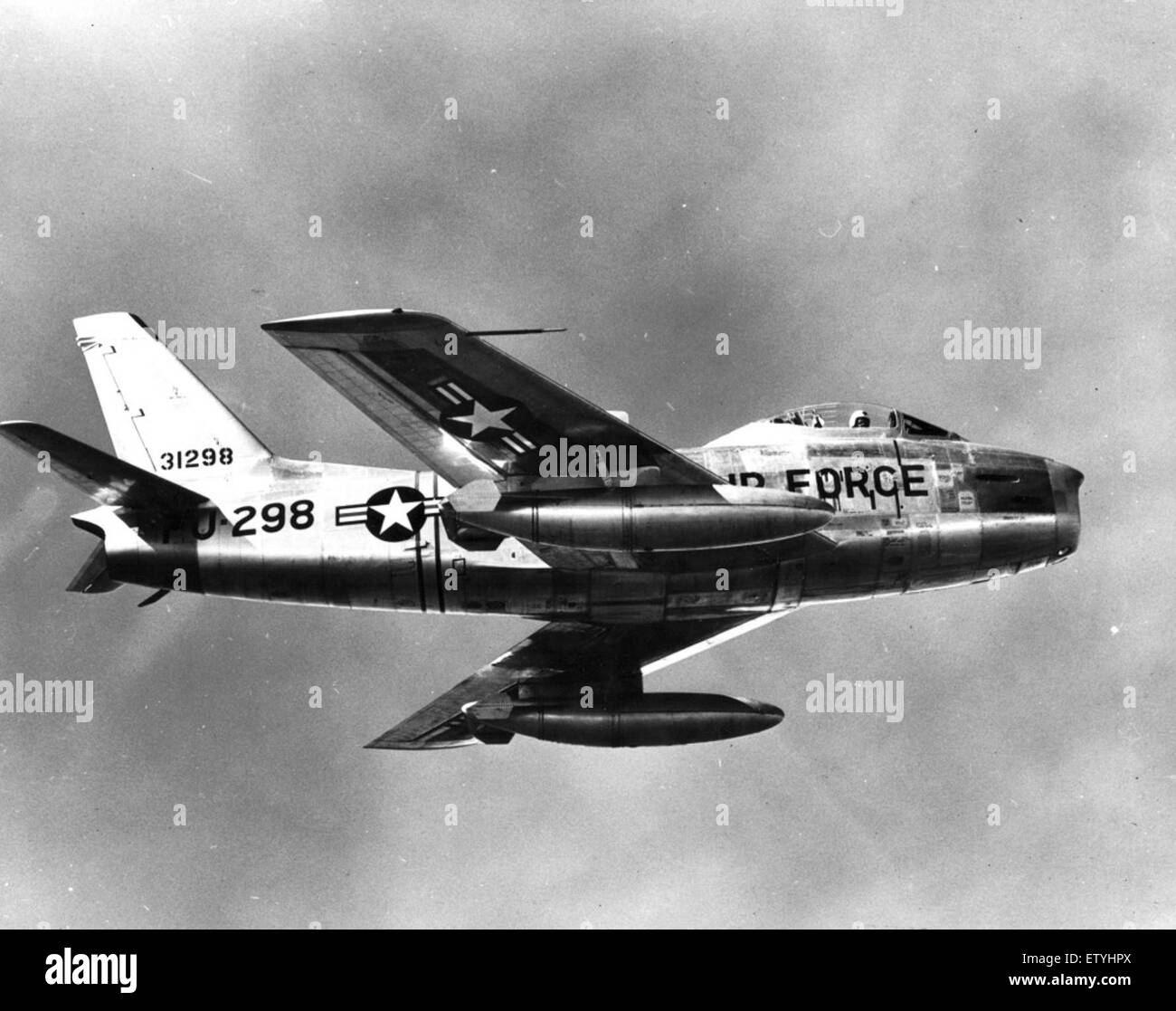Die F-86H-10 Sabre, eine Variante des nordamerikanischen F-86 Sabre Jets, ist auf diesem Foto abgebildet. Es wurde von der US Air Force während der Ära des Kalten Krieges für Luftüberlegenheitsmissionen und Bodenangriffsrollen eingesetzt. Stockfoto