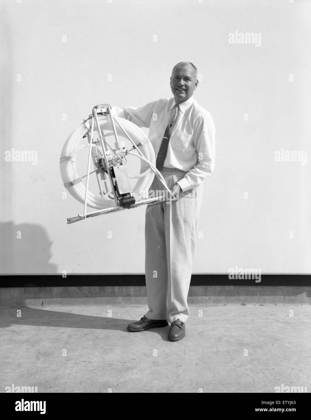 Dieses Bild bietet eine Gesamtdarstellung einer Herzpumpe, einem wichtigen Teil medizinischer Geräte, die bei kardiovaskulären Verfahren eingesetzt werden. Die Pumpe, die auf dem Foto von 1959 gezeigt wurde, repräsentiert Fortschritte in der Medizintechnik, insbesondere im Bereich der Herzchirurgie und der Kreislaufunterstützung. Stockfoto