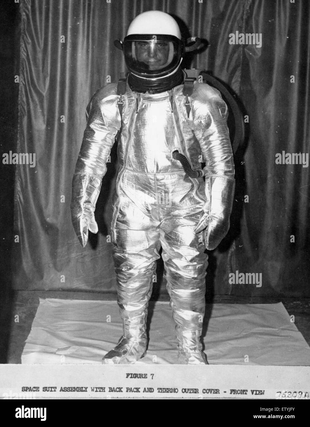 Dieses Foto zeigt die Montage eines Raumanzugs einschließlich Rucksack und Schutzhülle am 27. September 1961. Die Ausrüstung war Teil der Vorbereitung für Weltraummissionen während der frühen Ära des Weltraumbahns. Stockfoto