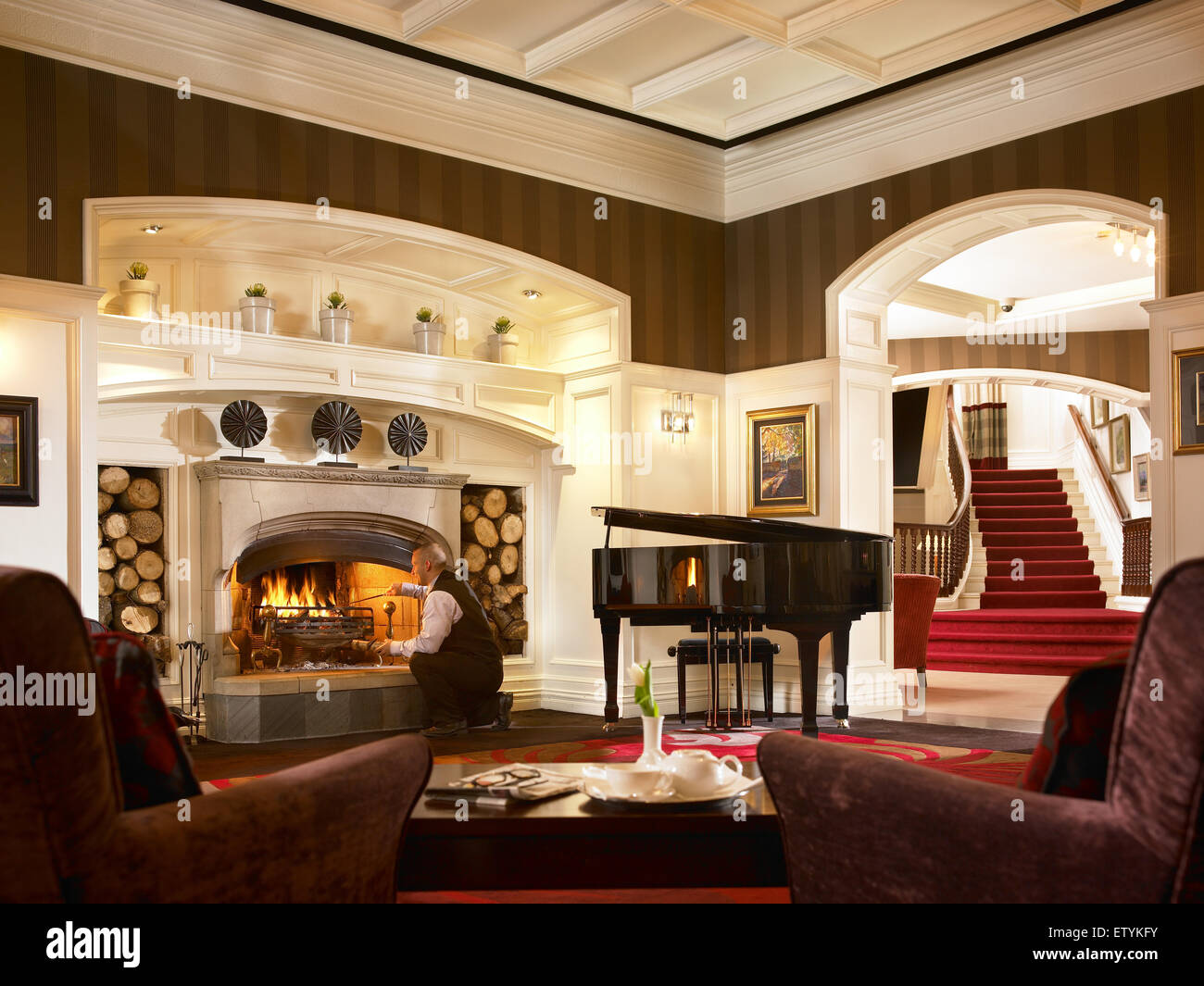 Kamin in der Lobby im Killarney Park Hotel in Stadtzentrum von Killarney in der irischen Grafschaft Kerry. Stockfoto