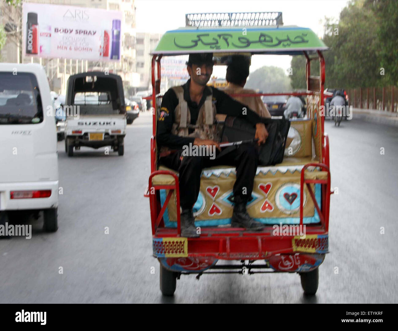 Elite force Commando Waffe trägt ein Chin Chi Auto Durchreise University Road in der Nähe von Safora Chowk in Karachi auf Dienstag, 16. Juni 2015 unterwegs ist. Stockfoto