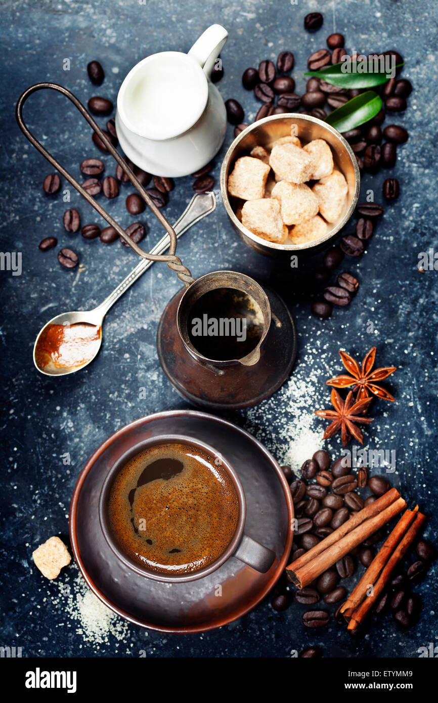 Draufsicht der Espresso-Kaffee, Milch und Zucker auf schwarzen Marmortisch.  Hintergrund mit Platz für Text Stockfotografie - Alamy