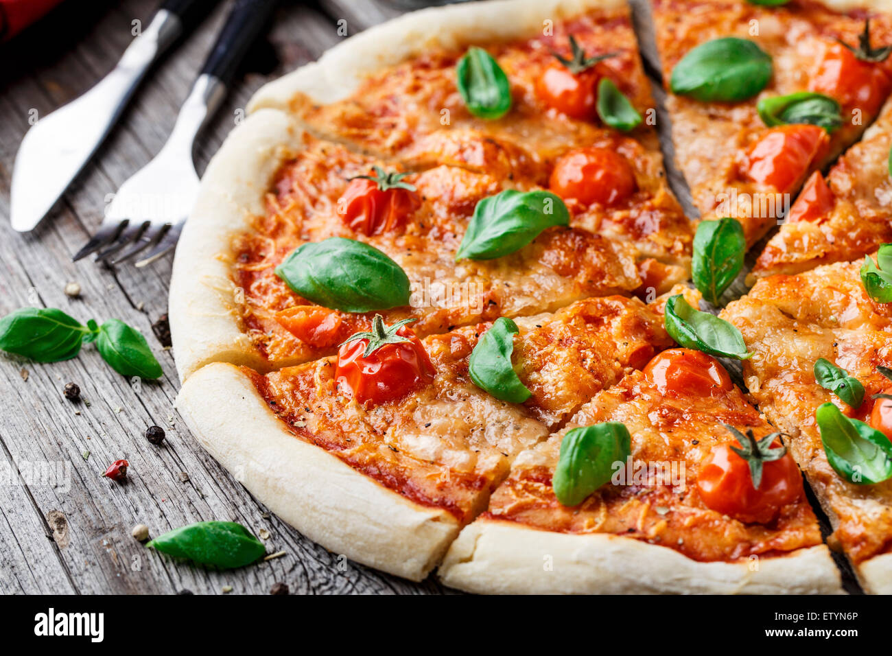 Italienische Pizza Margherita auf einem Holztisch Stockfoto