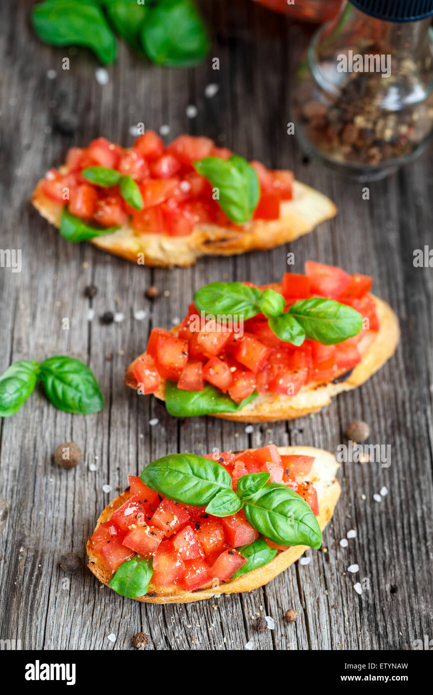 Tomaten-Bruschetta mit Tomaten und Basilikum auf geröstetem Brot Stockfoto