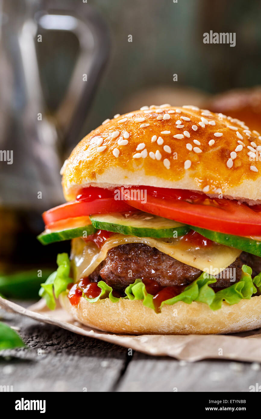 Rindfleisch-Burger mit Käse, Tomaten und Gurken Stockfoto