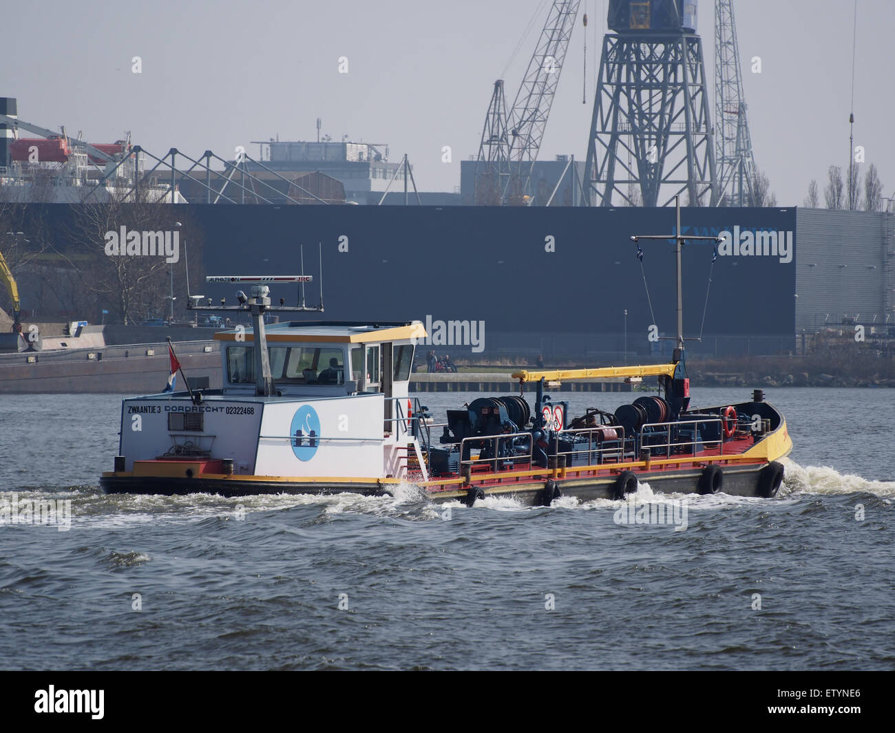 Das Schiff *Zwaantje 3* (ENI 02322468) fährt durch den Noordzeekanaal im Amsterdamer Hafen. Dieses Öltankschiff ist Teil des geschäftigen Seeverkehrs des Hafens. Stockfoto