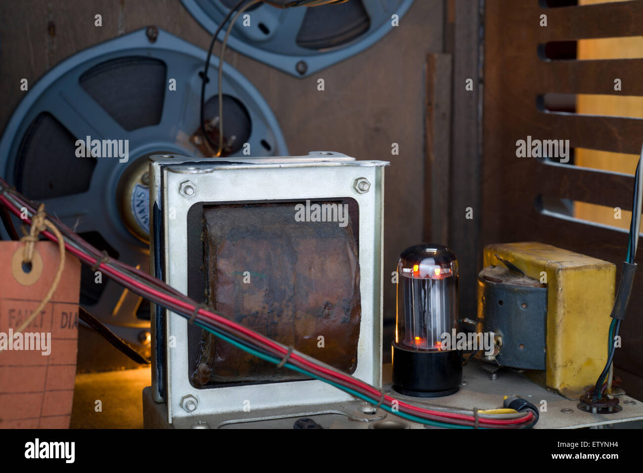 Vintage Funkspruch Ventile (Elektronenröhren), die Leuchten und macht einen Funkempfänger. Stockfoto