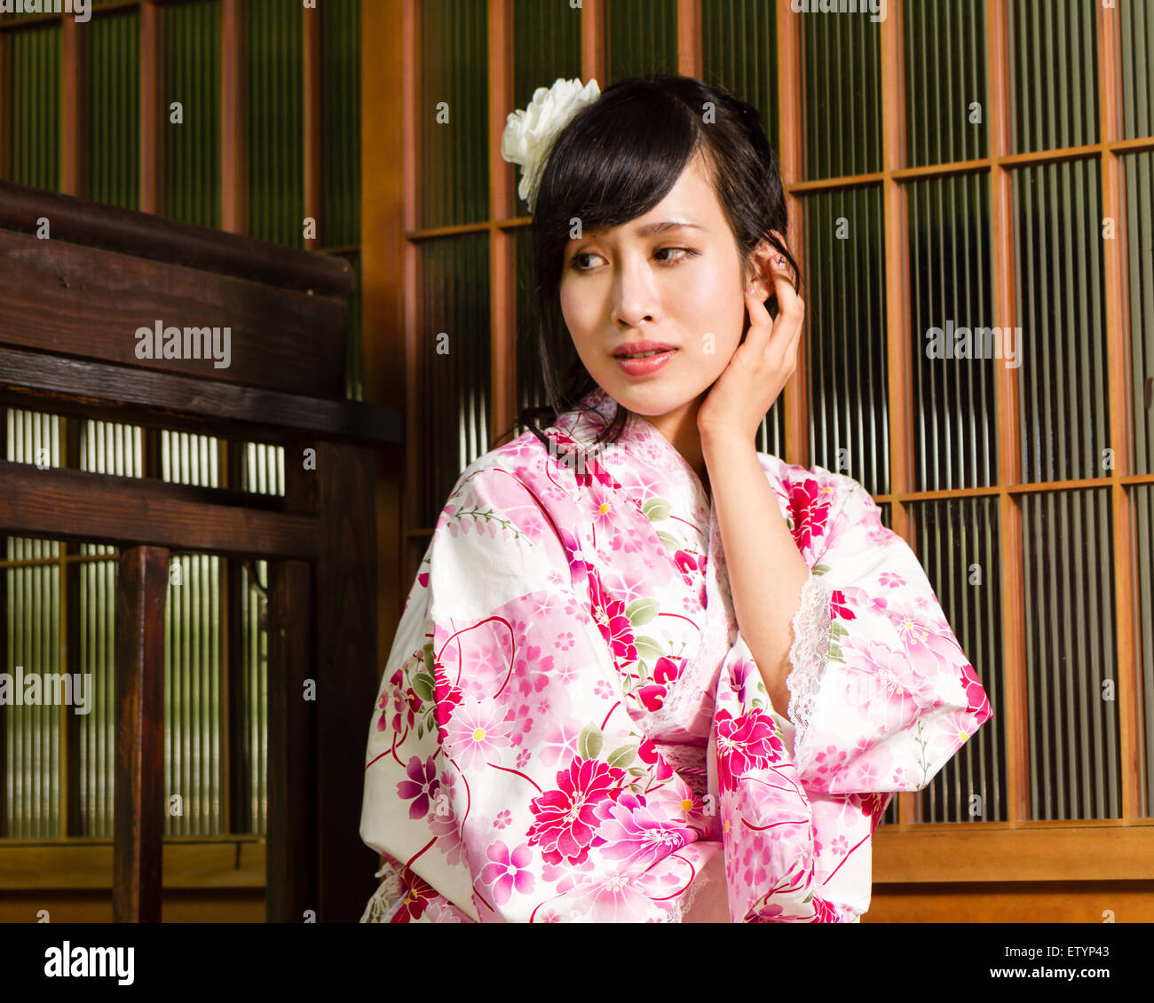 Asiatische Frau trägt einen Kimono vor japanischen Haus Stockfoto